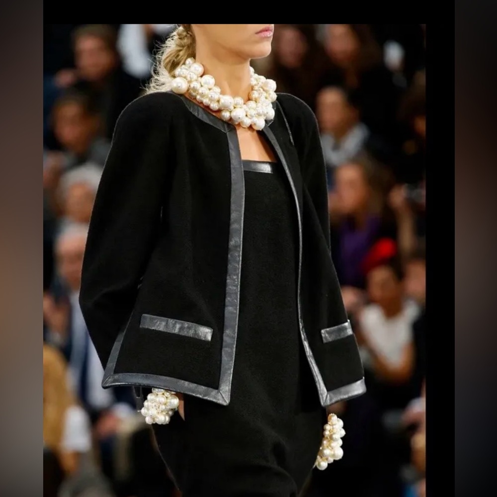 CHANEL 13P RUNWAY TWEED THE LITTLE BLACK JACKET  CC LOGO  FR44 US 10/12